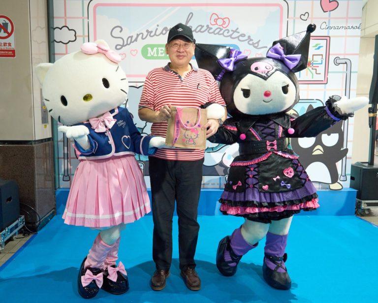 趙紹廉董事長（中）協同HELLO KITTY（左一）和酷洛米KUROMI（右一），一同揭曉三麗鷗驚喜大禮包中的神秘好禮，引發現場粉絲驚呼「好想要！」。（圖/三麗鷗提供）