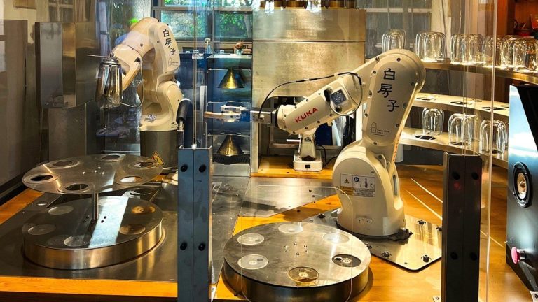 機器人採用日本手沖冦軍粕谷哲5段式沖法，調整成適合沖自家的咖啡，業者認為手沖咖啡的味道在於高甜度與甘味的提升，所以一、二段都是以高甜度為主要沖法。（圖/業者提供）