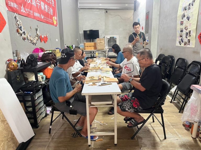 市府在街友休憩空間提供職業訓練,吸引246人次參與,並設獎勵金鼓勵街友就業。(圖/記者林照東翻攝)