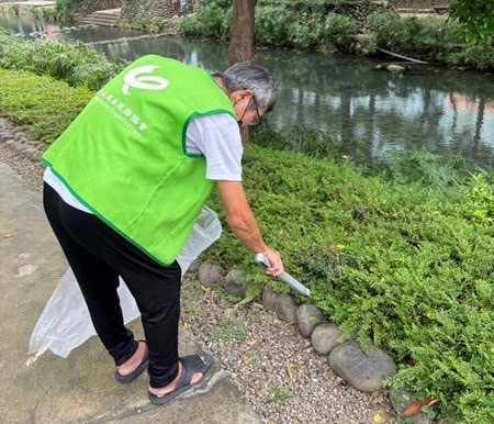 竹市府與社團法人新竹市竹安公益慈善服務協會共同輔導、陪伴,讓部份的街友重新找回工作的動力。(圖/記者林照東翻攝)