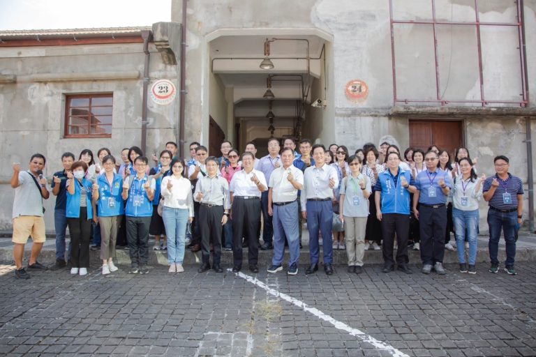 邱代理市長率市政團隊。（圖/記者林照東翻攝）