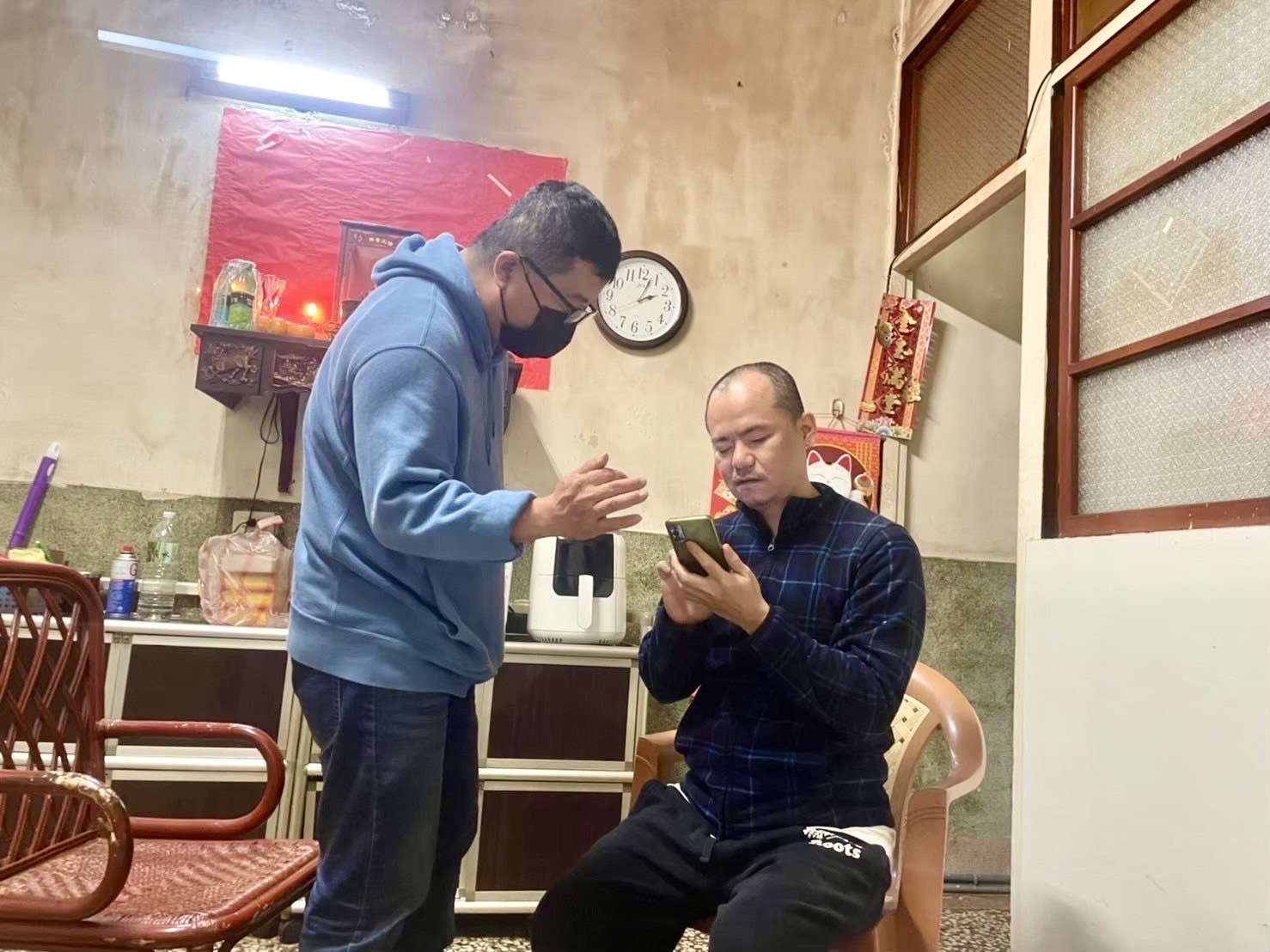 視障者行動困難,市民應依「問、拍、引、報」原則提供協助,減少其不確定感。(圖/記者林照東翻攝)