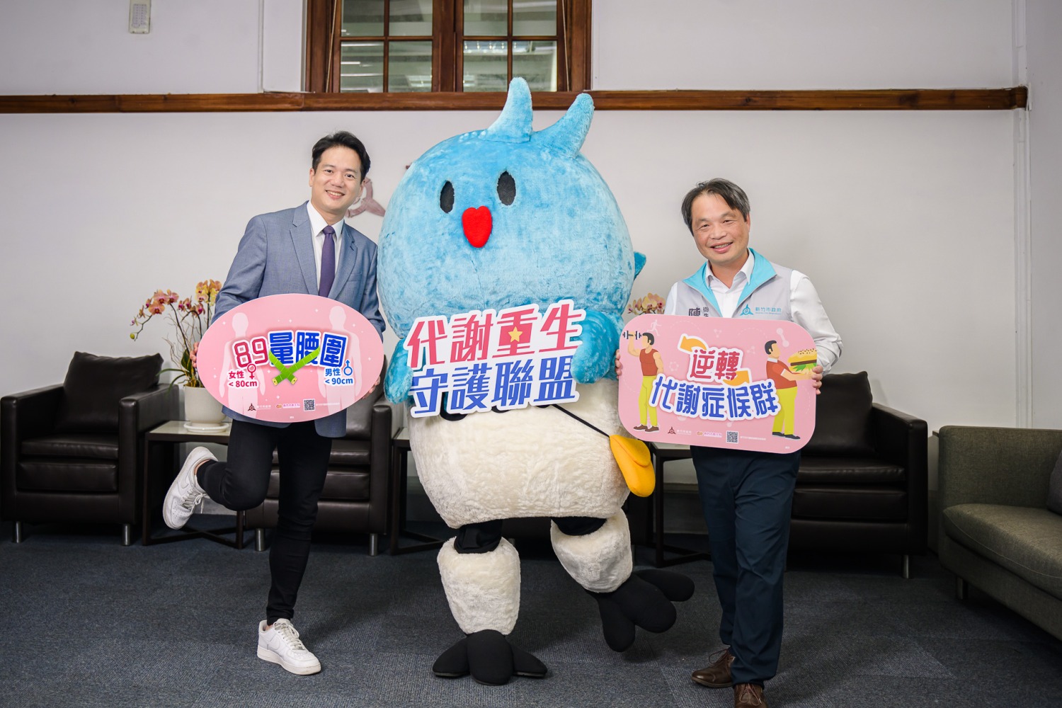 邱臣遠代理市長與陳厚全局長一起與喜鵲皮卡合照宣傳。（圖/記者林照東翻攝）