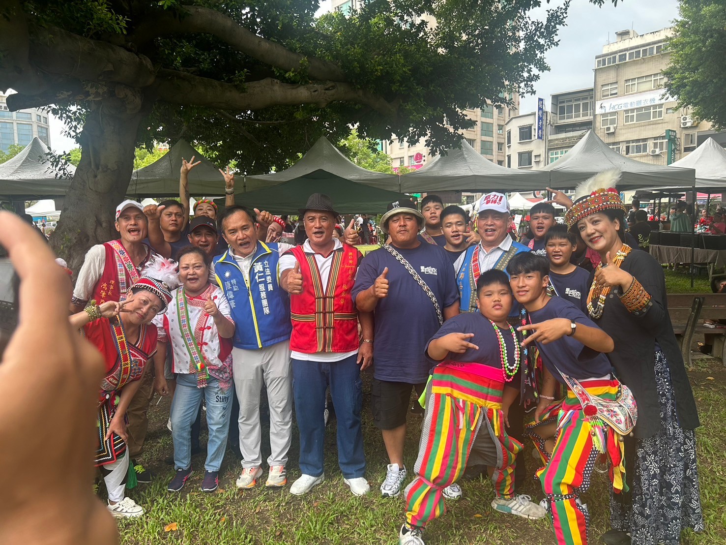 黃仁服務團隊代表和新竹市阿美族文化發展協會等各原民團體合影。(圖/黃仁國會辦公室)