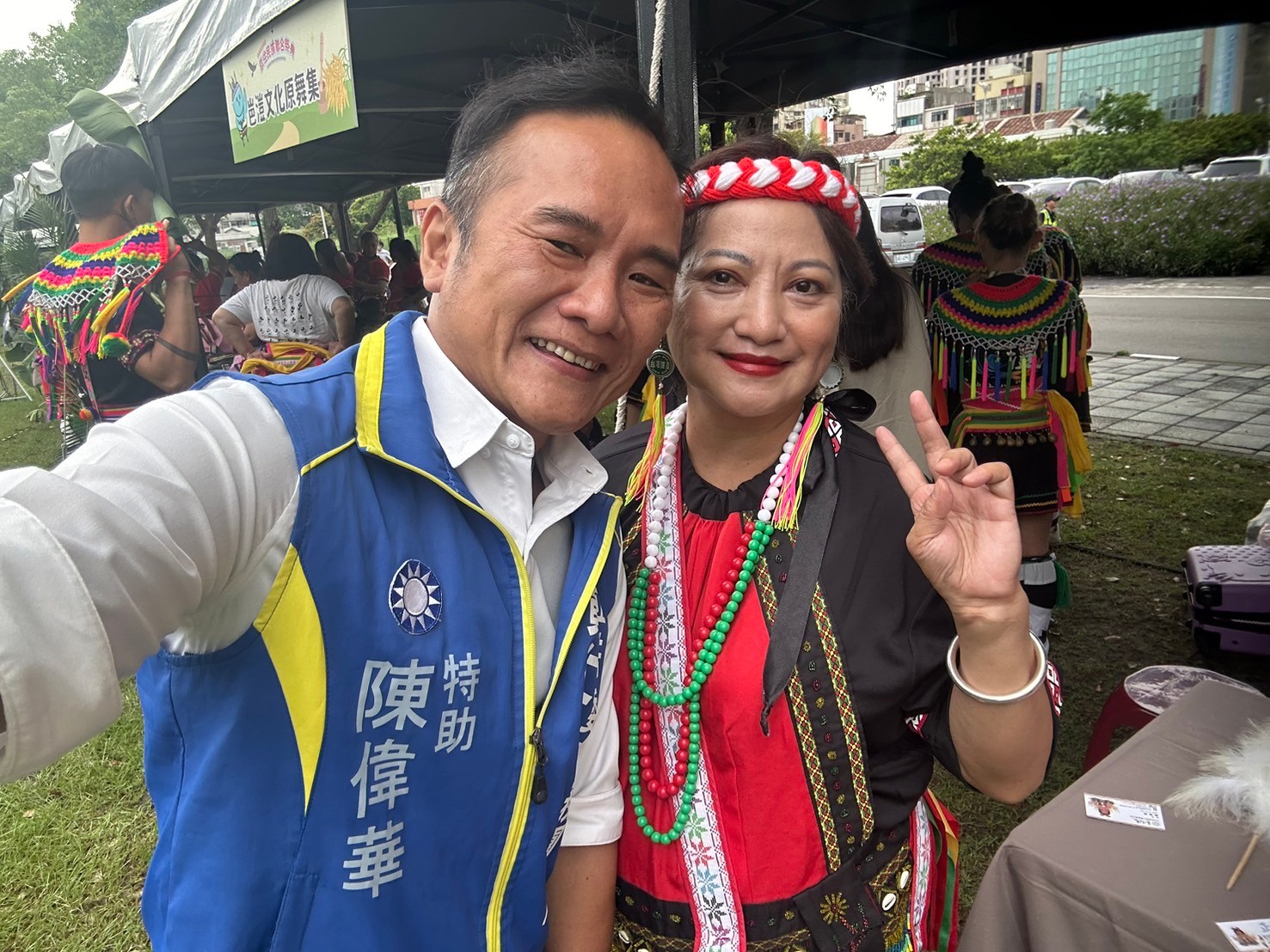 黃仁服務團隊代表和新竹市平地原民議員林慈愛合影。(圖/黃仁國會辦公室)