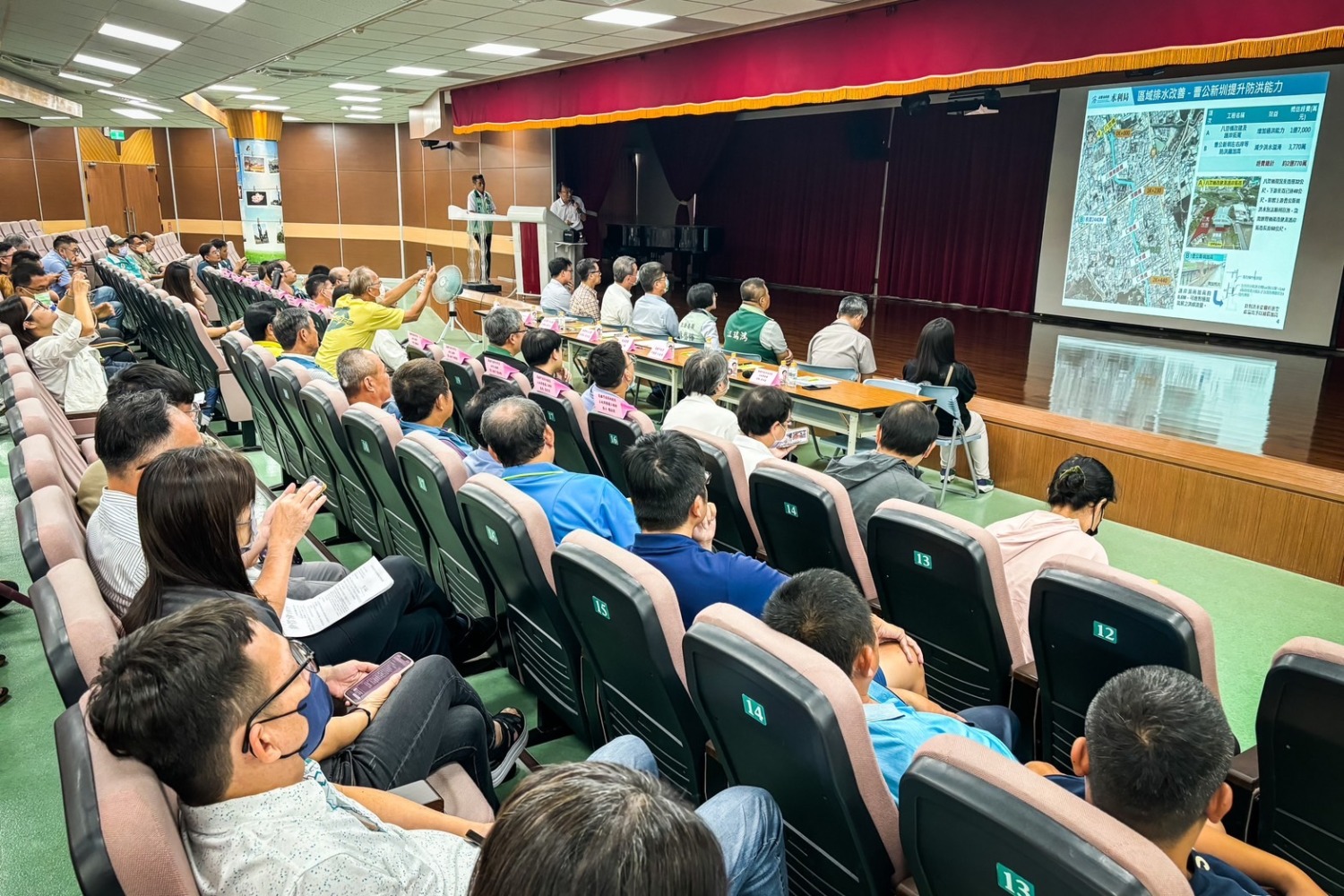 座談會中,受災戶急迫強調,最終目標「我們不要再淹水」。(圖/林岱樺國會辦公室)