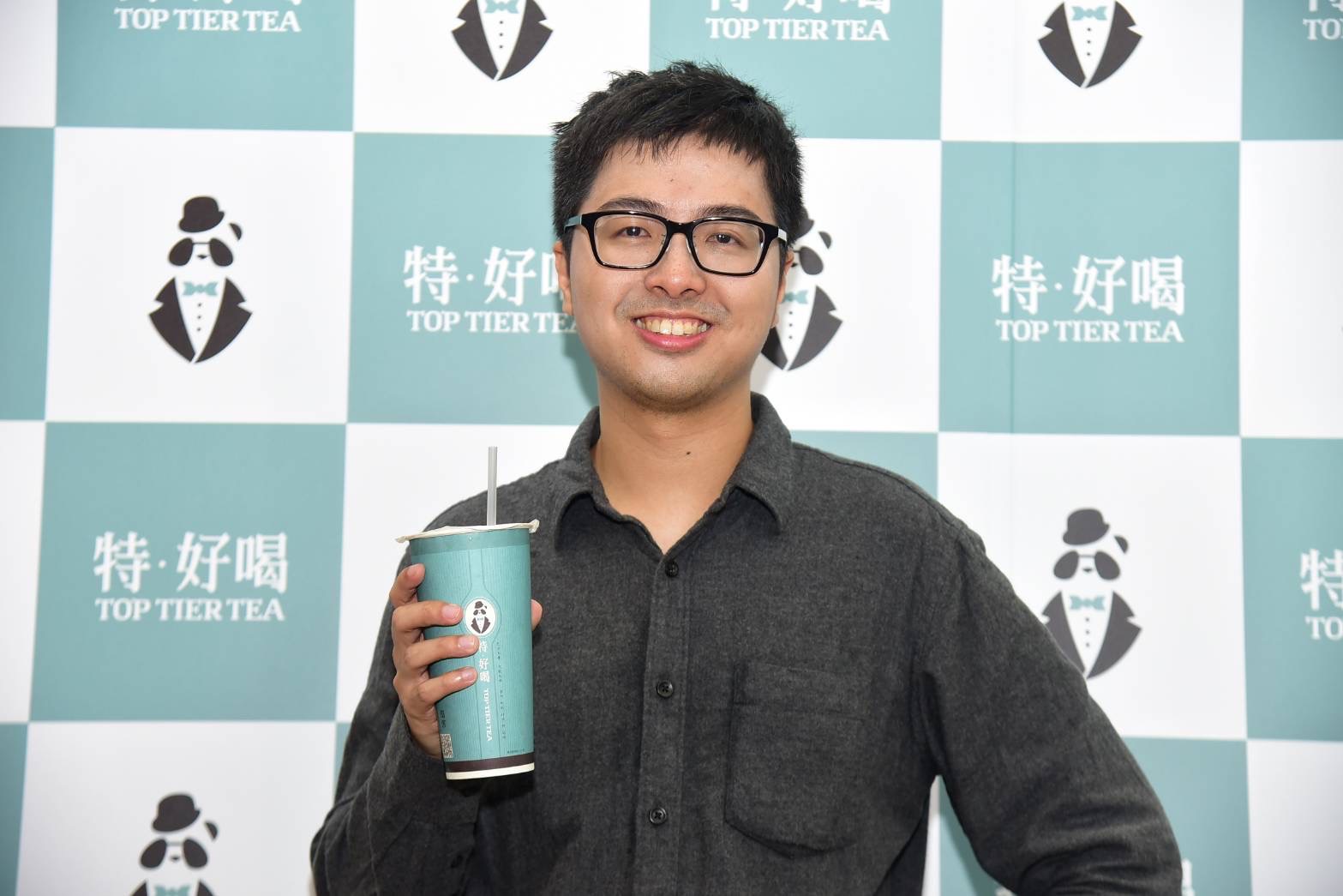 知名YouTube實況主~丁特，進軍手搖店。 (圖/特‧好喝烏龍茶專賣店提供)