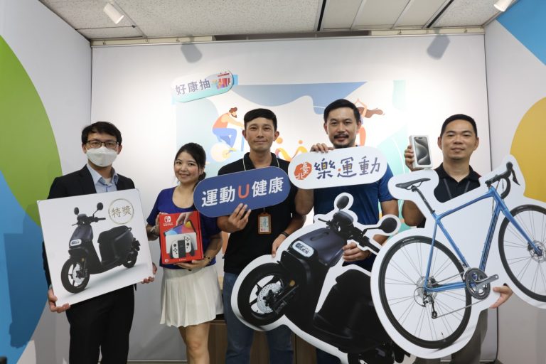 體育局局長王泓翔(右二)今日在律師的見證下，抽出U-Sport臺北樂運動第一波「好康抽」的幸運兒。(圖/臺北市政府體育局提供)