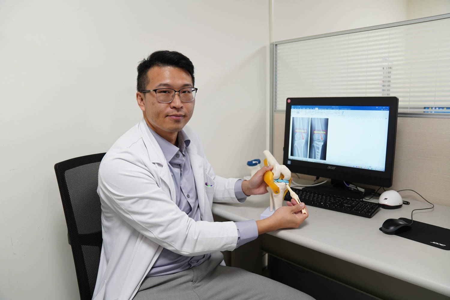 陳威仁醫師建議，退化性膝關節炎初期宜休息、護膝保護，後期則考慮手術治療。（圖/記者林照東翻攝）