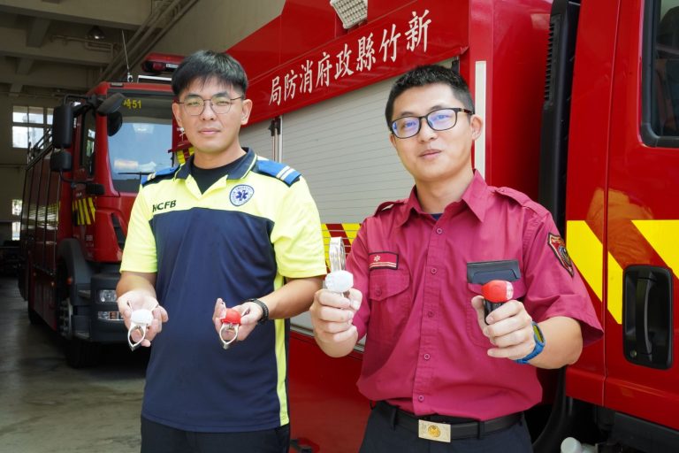 山崎分隊長王信義右發想的「防門關閉夾」勇奪消防產品設計獎概念組「金獎」。（圖/記者林照東翻攝）