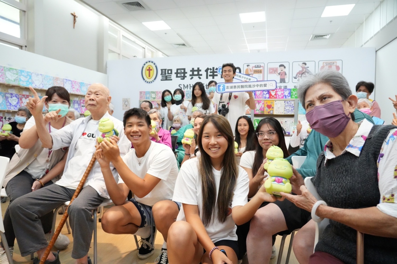 來自台灣與國際的志工們,透過藝術與長者建立深厚連結,共同創造跨國公益的感人時刻。(圖/臺北市V I S國際實驗高中提供)