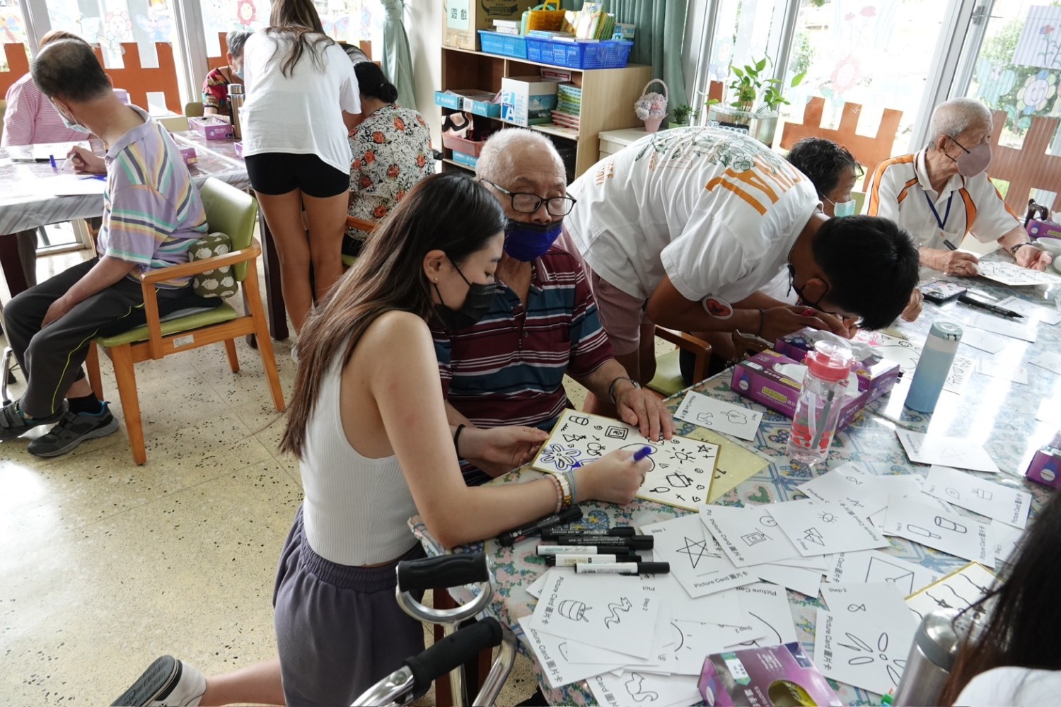 洪愛甯帶領志工與長輩們合作創作的藝術作品,展現跨世代的關懷與療癒。(圖/臺北市V I S國際實驗高中提供)