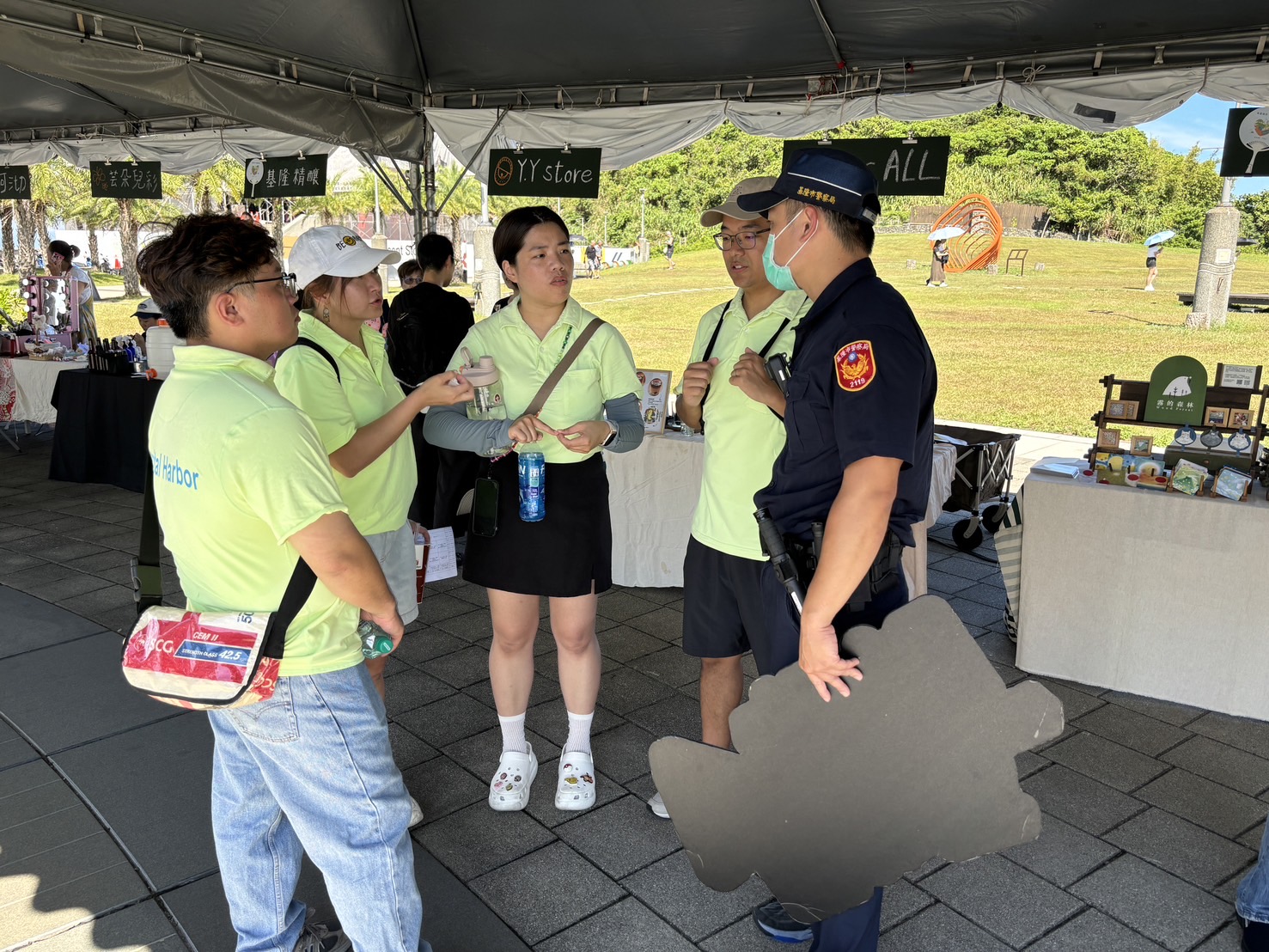 警方於和平島公園現場向參加活動民眾宣導防詐小技巧。(記者薛秀蓮翻攝)