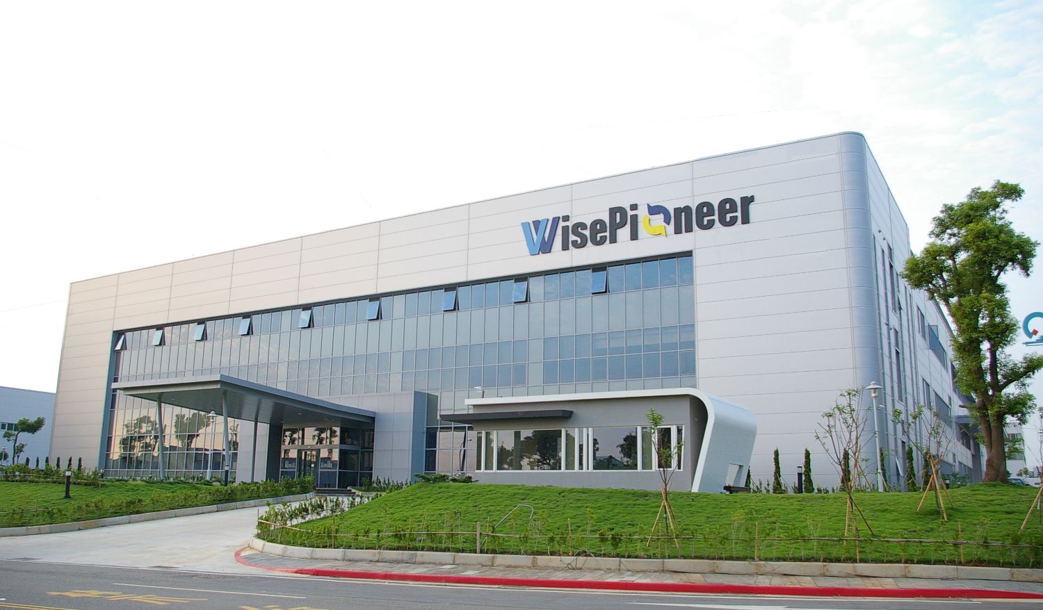 旭東機械展示先進製程設備，提升晶圓代工與封測技術精度與效率。(圖/旭東機械提供)