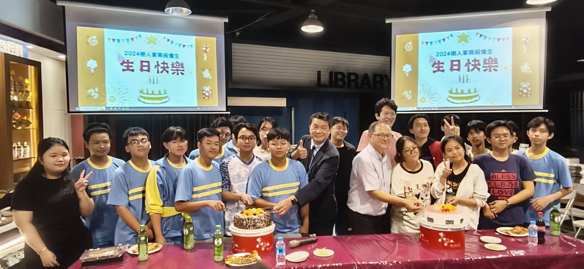 樹人家商首次舉辦中秋、慶生晚會,校方特別準備各式異國料理、特色美食及月餅、文旦、蛋糕讓所有僑生感受樹人家商大家庭的溫暖。(記者謝榮浤 翻攝)