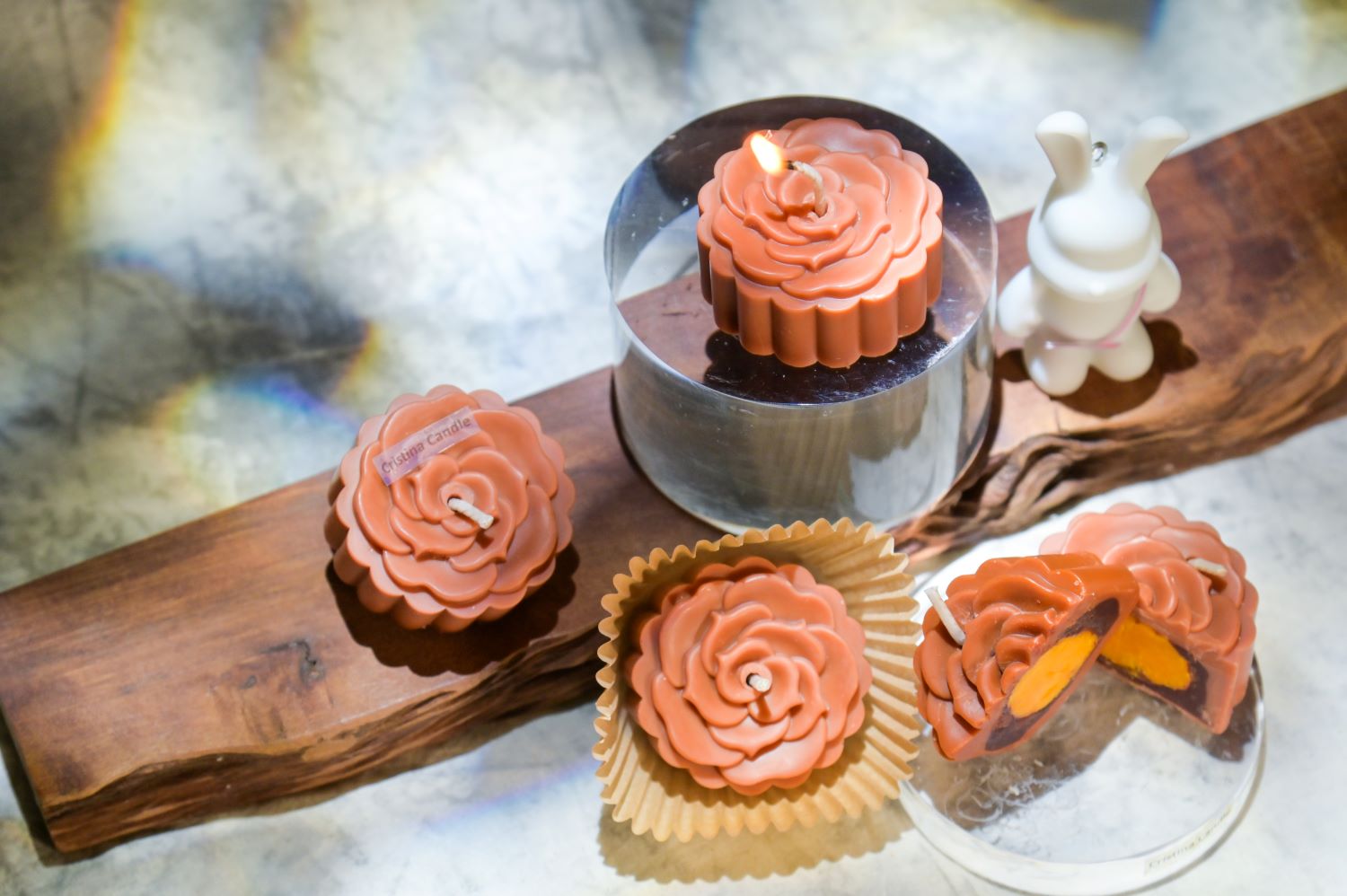 Cristina Candle - 中秋相伴月餅燭，月餅燭伴隨日常燃燒，幻化成生活中的療癒味道。(圖/業者提供)