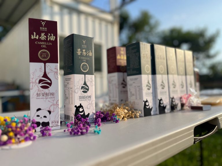 【籽熊寶】2入組頂級初榨苦茶油、鮮果鮮榨山茶油與蓮心園慈善機構公益聯名手工皂。(圖/業者提供)