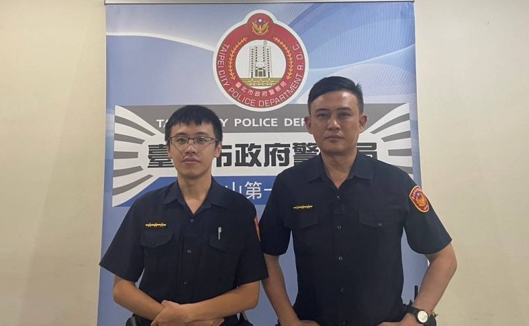 復興派出所警員吳培菕(圖左)、陳尚德(圖右)執行巡邏勤務時,展現敏銳警覺性,及時發現老翁並協助安全返家。(記者 黃荷琇翻攝)