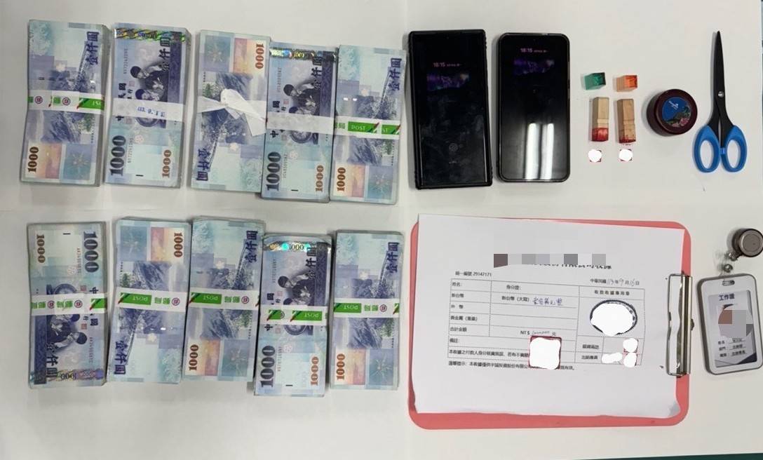 萬芳派出所偵破重大詐騙案件,逮捕一名陳姓車手(男,79年次),查扣贓款新台幣100萬元、手機及偽造證件等相關證物。(記者 黃荷琇翻攝)