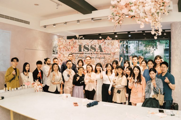 國際香氛藝術協會（ISSA）經常舉辦香氛主題活動，邀請各國嘉賓蒞臨分享交流，希望打造一個「以香會友」的香氛社群交流平台，圖為櫻花季主題分享活動，邀請到法國講師與專業香水達人「韋一」分享。(圖/ISSA提供)
