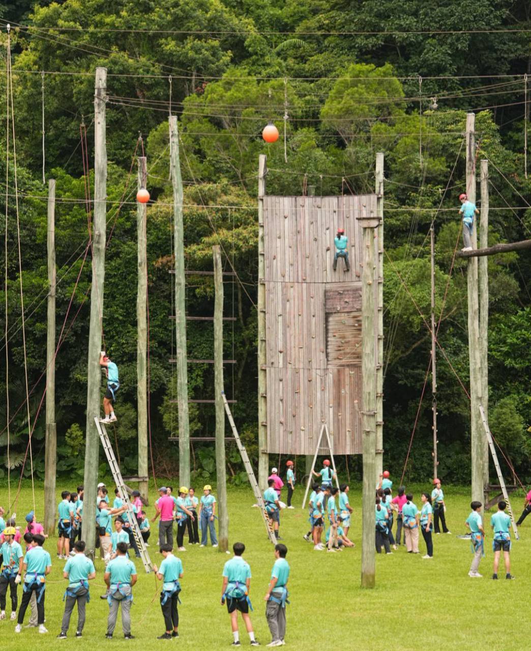 扶輪社青年領袖營探索教育，戶外野訓驚險刺激。（圖/記者黃溎芬翻攝）