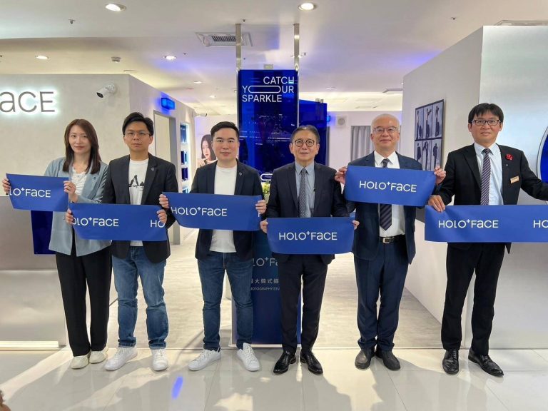 全台灣領先品牌HOLO+FACE 連鎖照相館，現場提供免費服裝穿搭。（圖/記者黃溎芬翻攝）