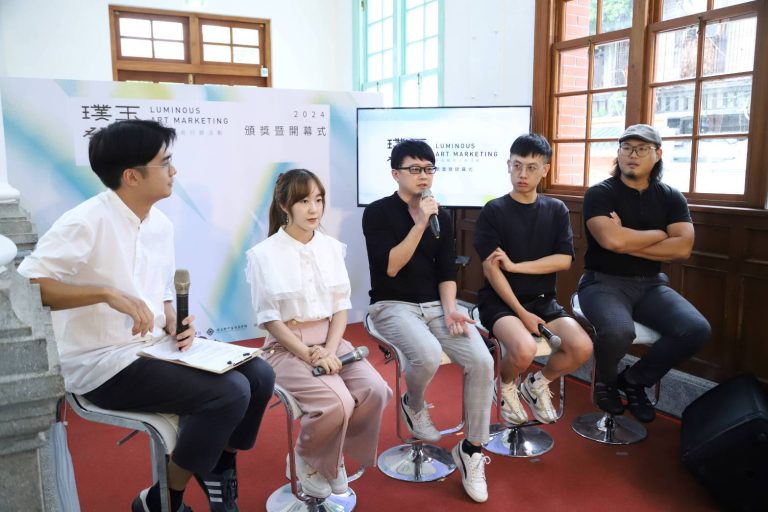 創作分享會講者徐書涵、吳政翰、蔡名璨、胡崴翔及與藍仲軒分享經驗。(圖/記者黃溎芬翻攝)