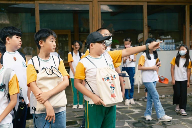 竹市校外文化體驗,步行揹著實境解謎包闖關。(圖/記者黃溎芬翻攝)