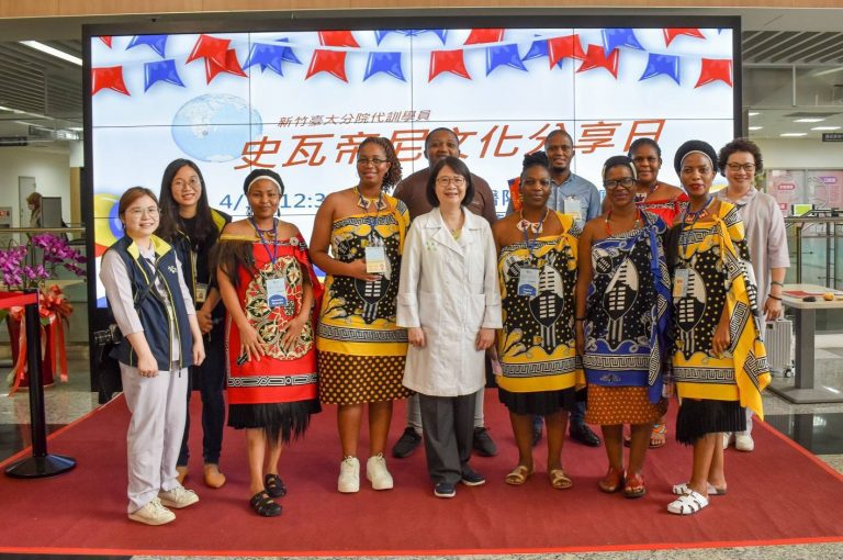 史國學員以傳統歌舞表演及美食介紹等,在竹北生醫大廳進行文化交流。(圖/記者黃溎芬翻攝)