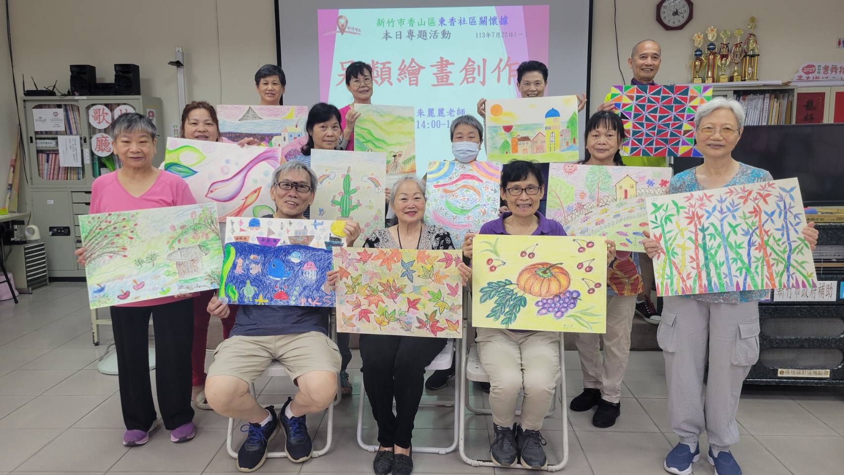 長輩經過朱麗麗教授的引導,大膽提筆盡情想像。(圖/記者黃溎芬翻攝)