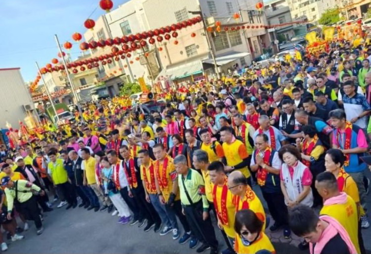 梧棲區大庄浩天宮「大庄媽」百年古香路徒步北港朝天宮進香,清晨七時起駕,現場人潮、車潮聚集,場面十分盛大。(翻攝自網路)