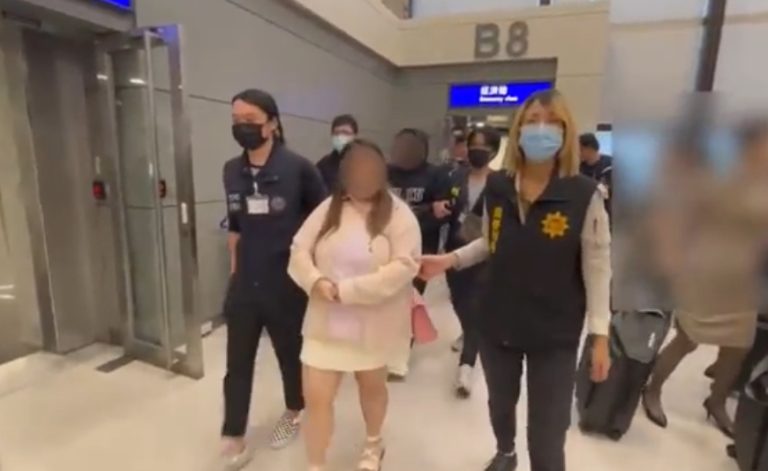 刑事局警方於機場押解犯嫌。（記者徐煜勝翻攝）