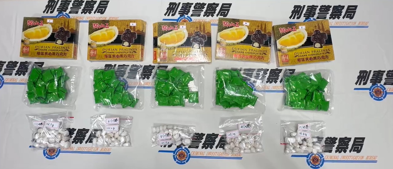 犯罪集團以榴槤巧克力夾藏毒品海洛因。(記者徐煜勝翻攝)