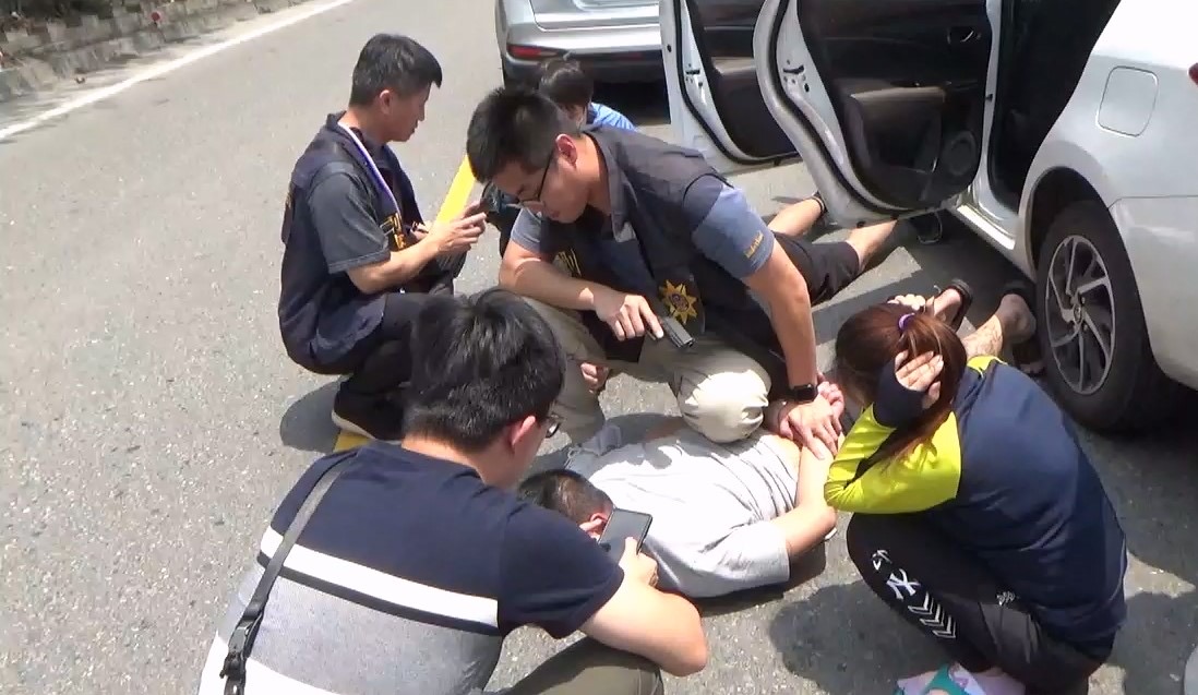 警方逮捕犯嫌。(記者徐煜勝翻攝)