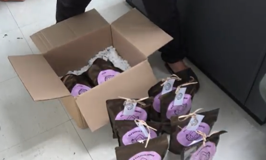 刑事局三大二隊破國際郵包內夾藏毒品。(記者徐煜勝翻攝)