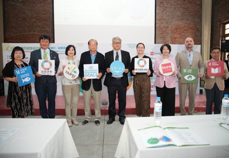 大會貴賓合影(左1 PPSEAWA Canada主席Ms. Jenny Yang/左2 美國新墨西哥州經濟發展廳台北辦事處代表Mr. Ethan Chen /左3 臺北市政府環境保護局 邱一流副局長/左4大會榮譽主席腦血管疾病防治基金會高明見董事長/左5 大會主席台灣創意經濟產業發展協進會陳仁德理事長/左6 馬尼拉經濟文化辦事處國民援助主任Ms. Lorraine Chua/左7 臺灣創意經濟產業發展協進會唐蓓莉創會理事長)。（圖/台灣創意經濟產業發展協進會提供）