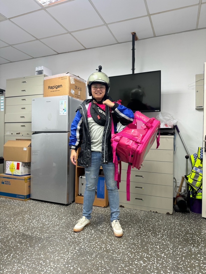 土城警方偽裝成熊貓外送員埋伏阻詐。(記者徐煜勝翻攝)