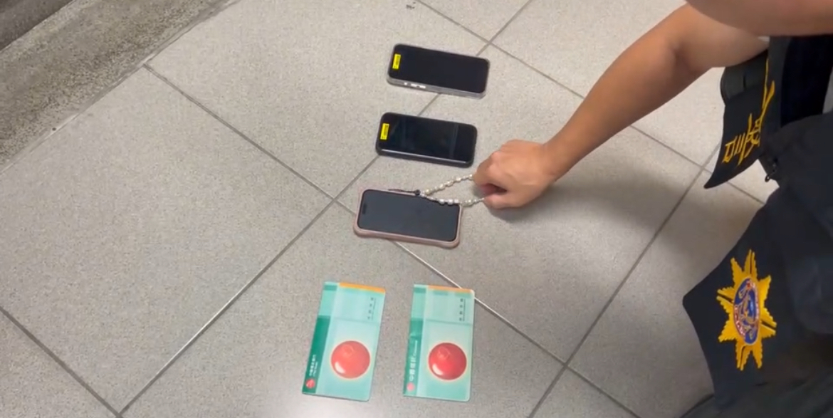警方查扣手機存摺等證物。(記者徐煜勝翻攝)