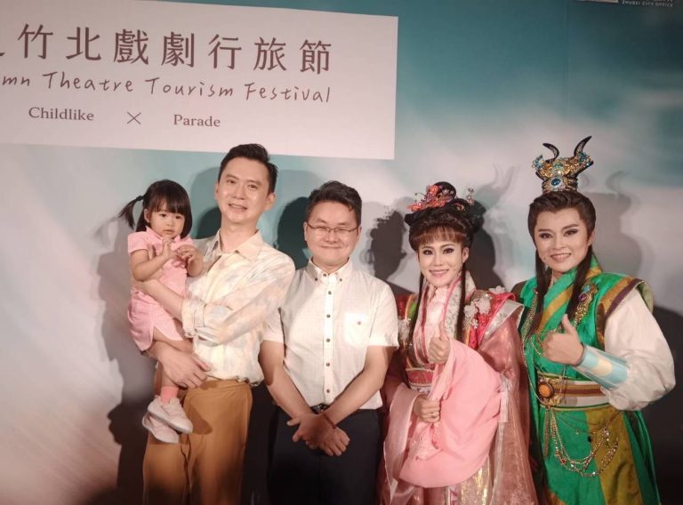 竹北五代同堂2歲的辜家小粉娃，出現在記者會為鄭市長加油，傳承戲劇行旅節打響第一炮。（圖/記者黃溎芬翻攝）