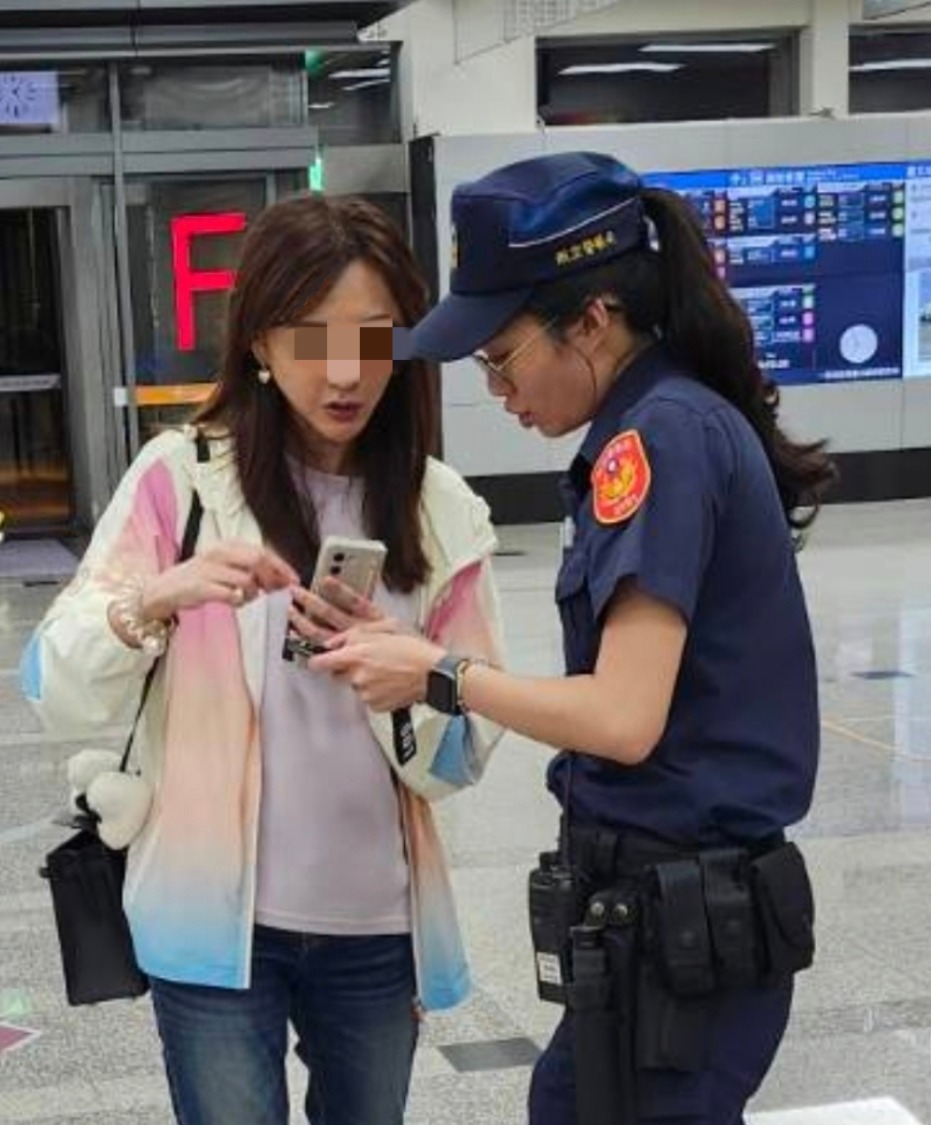 女警楊語柔(圖右)僅花10分鐘就幫該名女台商(圖左)找回遺失的sim卡。(讀者提供)