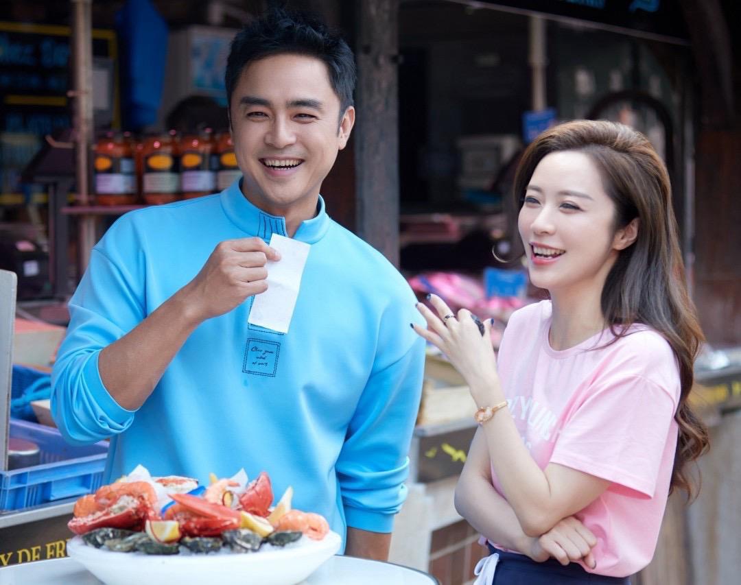 明道日前到法國與COZY PUNCH品牌摯友韓韓(右)為COZY PUNCH巴黎海外店開幕現身,引起轟動話題。 (圖/鏡藝宏海提供)