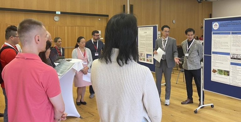 康華中醫蕭長泓醫師(右)與蔡懷德醫師(左)在會場內詳細介紹了癌症輔助療法的臨床成果。評審委員與各國中醫藥專家在會後積極進行交流,展現出對該研究的濃厚興趣與高度評價。(圖/康華中醫 提供)