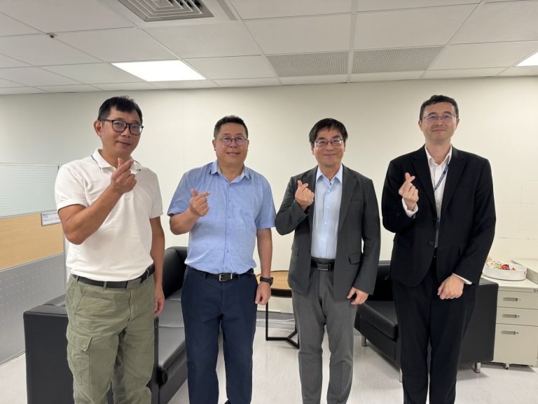 中醫大新竹附醫研發AI軟體，5分鐘預警惡性腦水腫風險，左起依序為副院長阮春榮、院長陳自諒以及美國國家衛生研究院范揚政教授。（圖/記者林照東翻攝）