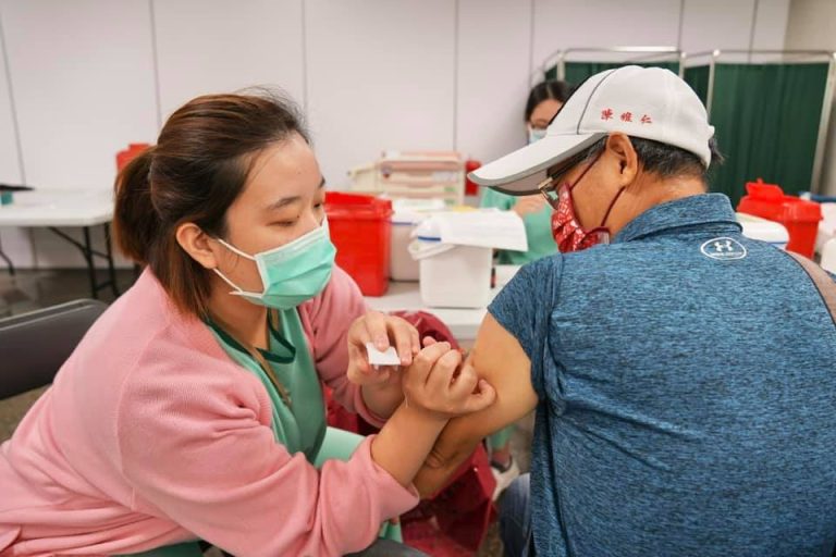 公費流感疫苗10月1日正式開打，中醫大新竹附醫提供一站式接種服務。（圖/記者林照東翻攝）