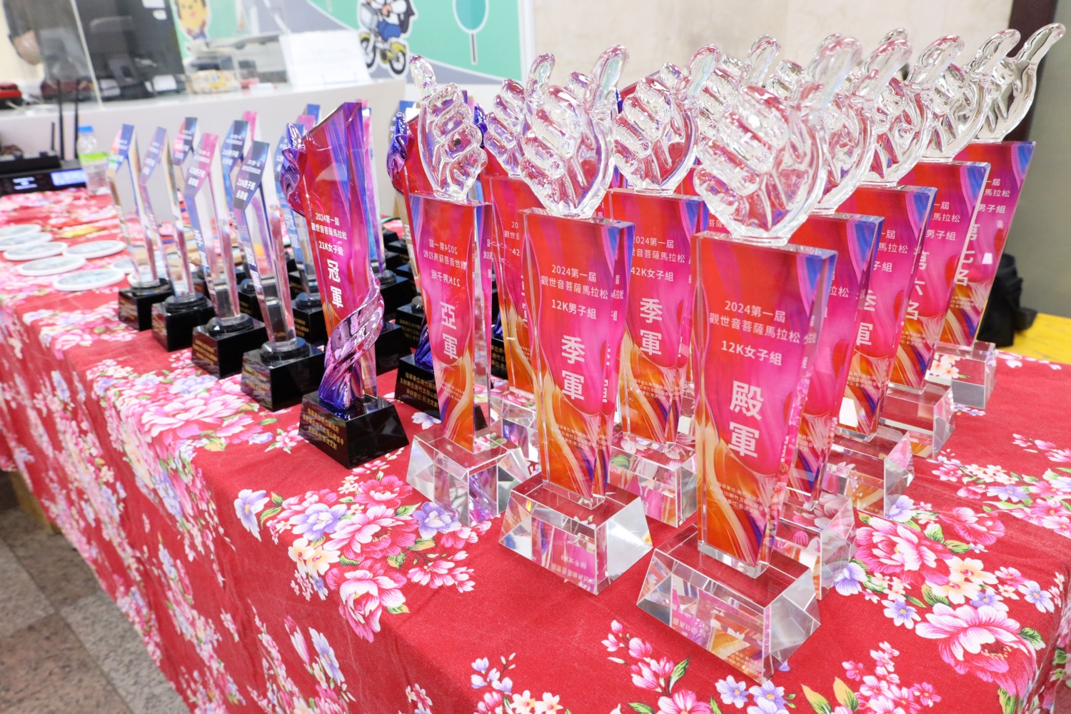 新竹五指山觀音寺將於10月20日舉辦全台首場觀世音菩薩馬拉松，圖為分組競賽水晶獎盃。（圖/記者林照東翻攝）