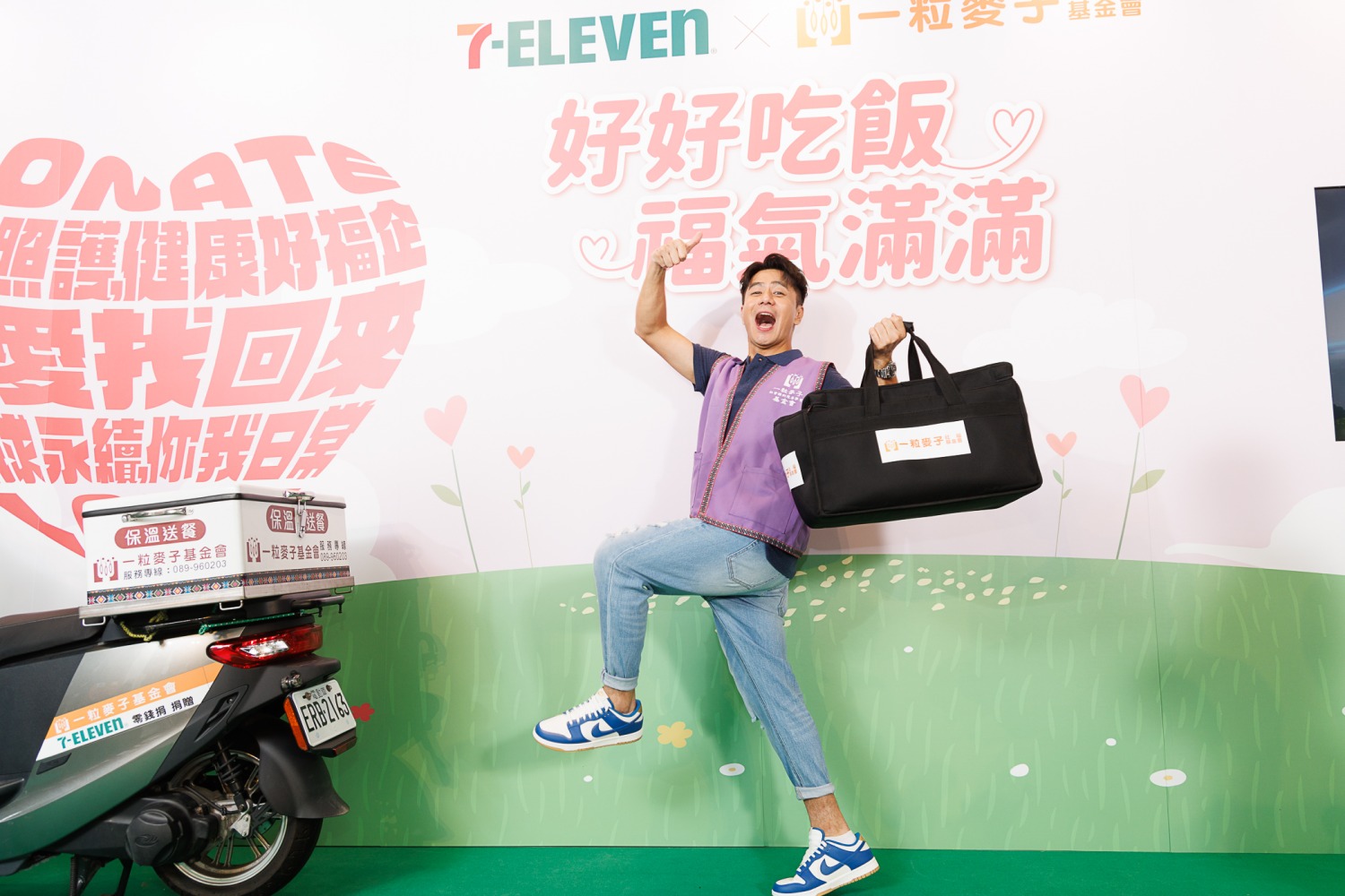 郭彥均擔任一日送餐員,親手將美味又營養、對老人家的腸胃、牙齒友善的餐盒送給長輩。(圖/一粒麥子基金會)