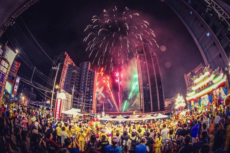 桃園頭家壇以煙火迎接太子爺,也為今晚最後一天的回駕精彩煙火秀暖身。(圖/桃園護國宮提供)