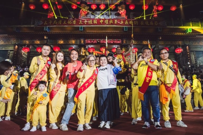 太子忠孝文化季圓滿落幕,(左起)最小爐主、總召陳昱豪、林慧慧、藝人柯大堡、師娘張雪娥、藝人林美秀、PP石墨烯董事長郭宏睿、黃政義及乘座釘椅的太子爺公合影。(圖/桃園護國宮提供)