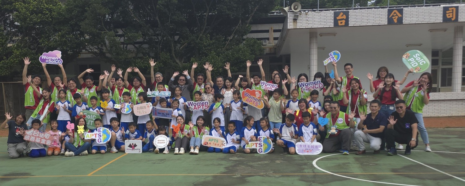 風力科普前的分組互動,志工和孩子已經完成一片。(台積電慈善基金會 提供)