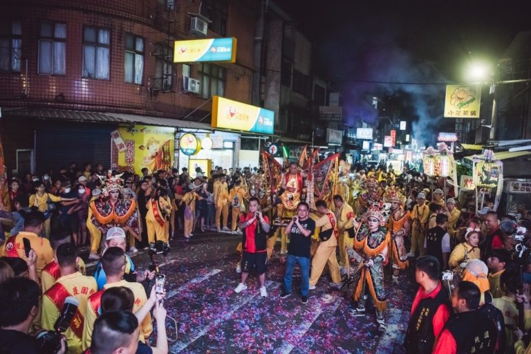 夜巡暗訪第二天進入高城社區,現場人潮蜂擁擠得水泄不通。(圖/桃園護國宮提供)